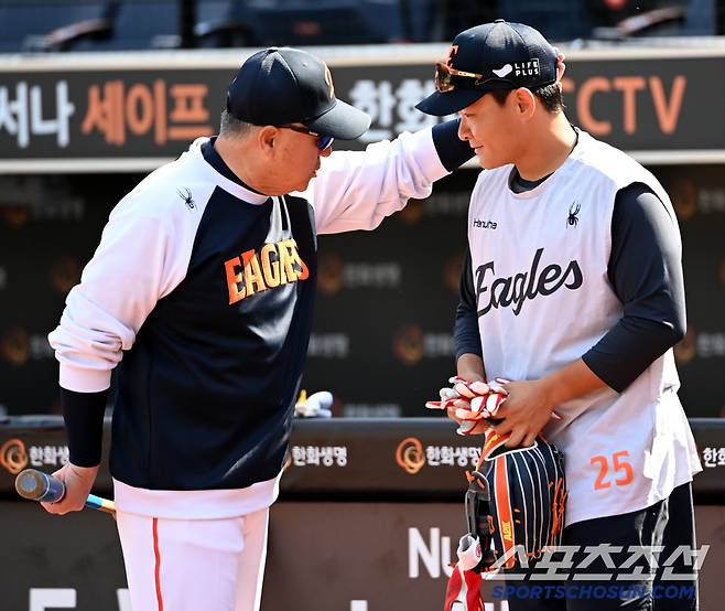 29일 대전한화생명볼파크에서 열린 LG와 한화의 경기, 한화 김경문 감독과 김태연이 이야기를 나누고 있다. 대전=허상욱 기자wook@sportschosun.com/2025.04.29/