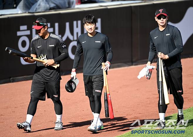 30일 대전한화생명볼파크에서 열린 LG와 한화의 경기, LG 송찬의, 박해민, 홍창기가 발걸음을 옮기고 있다. 대전=허상욱 기자wook@sportschosun.comm/2025.04.30/