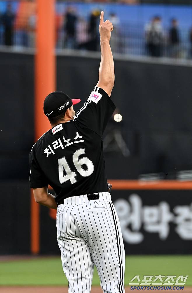 30일 대전한화생명볼파크에서 열린 LG와 한화의 경기, 2회말 무사 1루 LG 치리노스가 한화 채은성의 홈런성 타구를 잡아내 중견수 박해민을 향해 환호하고 있다. 대전=허상욱 기자wook@sportschosun.comm/2025.04.30/