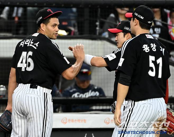 30일 대전한화생명볼파크에서 열린 LG와 한화의 경기, 2회말 투구를 마친 LG 치리노스가 호수비를 선보였던 박해민과 하이파이브를 하고 있다. 대전=허상욱 기자wook@sportschosun.comm/2025.04.30/