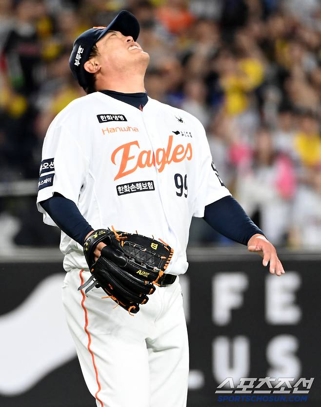 30일 대전한화생명볼파크에서 열린 LG와 한화의 경기, 7회초 1사 만루 한화 류현진이 LG 박해민의 타구를 잡아 홈 포스아웃을 잡아낸 뒤 글러브에 한번에 포구하지 못한 점을 아쉬워하고 있다. 대전=허상욱 기자wook@sportschosun.com/2025.04.30/