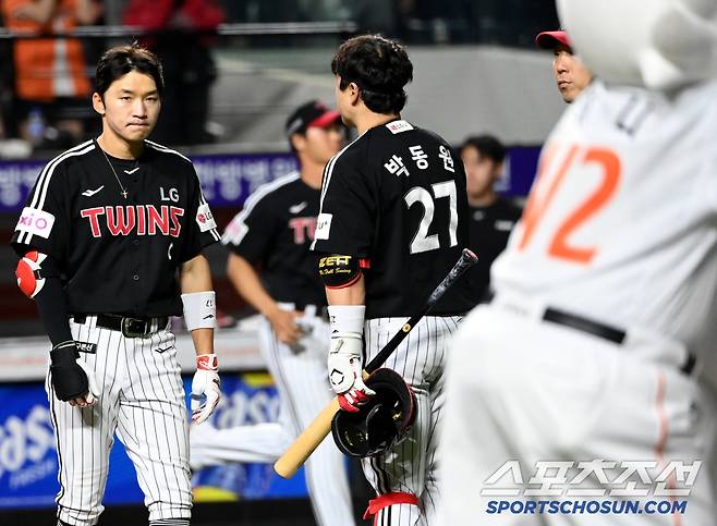 30일 대전한화생명볼파크에서 열린 LG와 한화의 경기, 한화가 5대2로 승리하며 4연승을 달렸다. 4연패에 빠진 LG 박해민과 박동원 등 선수들이 그라운드로 나서고 있다. 대전=허상욱 기자wook@sportschosun.com/2025.04.30/