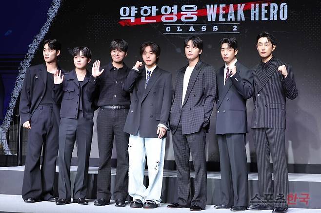 넷플릭스 시리즈 '약한영웅 Class 2'의 제작발표회에 참석한 &nbsp;배우 이민재(왼쪽부터)와 최민영, 려운, 박지훈, 이준영, 유수빈, 배나라. &nbsp;25.04.21 ⓒ이혜영 기자 lhy@hankooki.com