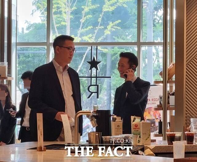 김동원 한화생명 사장(오른쪽)과 김동선 한화갤러리아 부사장이 30일 오전 서울 강남구 조선 팰리스 호텔 내 스타벅스 매장에서 커피를 주문하고 있다. /강남구=이성락 기자