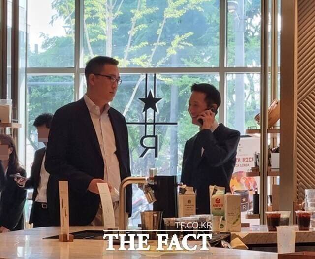 김동원 한화생명 사장(오른쪽)과 김동선 한화갤러리아 부사장이 30일 오전 서울 강남구 조선 팰리스 호텔 내 스타벅스 매장에서 커피를 주문하고 있다. /강남구=이성락 기자