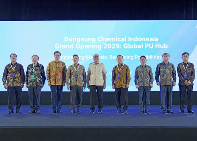 (왼쪽부터) 김태웅 동성케미컬 PU BU장, 양재생 부산상공회의소 회장, 김창범 한국경제인협회 부회장, 백진우 동성케미컬 대표,로산 퍼카사 로슬라니 인도네시아 투자부장관, 백정호 동성케미컬 회장, 박수덕 주인도네시아 대한민국 대사대리,이만우 동성케미컬 대표, 정덕우 동성케미컬 인도네시아 법인장 (사진=동성케미컬)