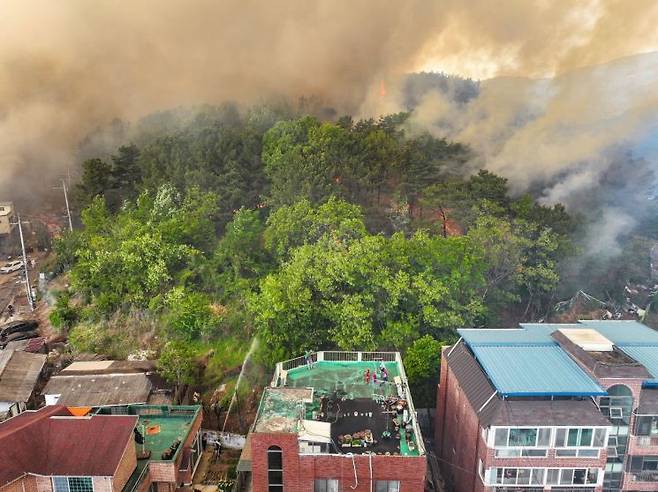 28일 오후 2시 1분께 대구 북구 노곡동 함지산에서 발생한 산불이 인근인 조야동 민가까지 확산하고 있다. 연합뉴스