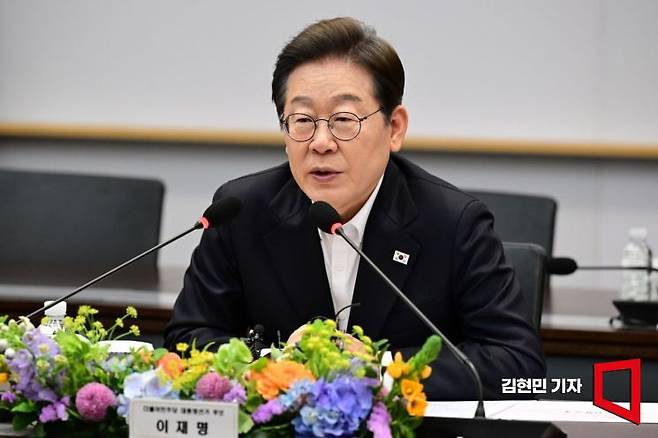 이재명 더불어민주당 대선 후보가 28일 오후 경기도 이천시 SK하이닉스 이천캠퍼스에서 열린 'K-반도체' AI메모리반도체 기업 간담회에 참석해 모두발언을 하고 있다. 2025.4.28 김현민 기자