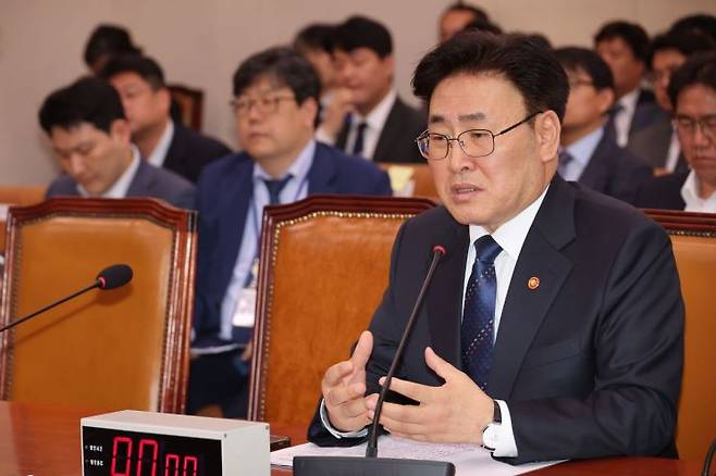 30일 서울 여의도 국회에서 열린 법제사법위원회 전체회의에서 유상임 과학기술정보통신부 장관이 SKT 유심 해킹 사태 대책 관련 답변을 하고 있다. 연합뉴스
