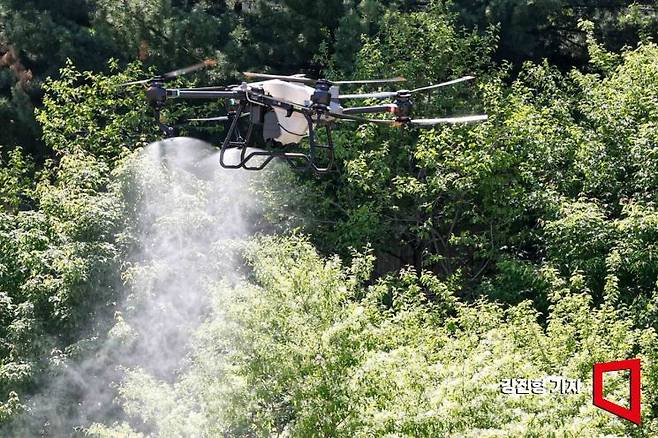 대치유수지체육공원에서 강남구 드론방역단이 모기방제작업을 하고 있는 모습. 기사 이해를 돕기 위한 사진으로 내용과 직접적인 관련 없음.