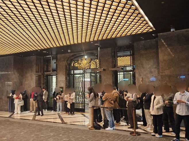 30일 오전 서울 강남구 조선팰리스 호텔 로비 앞. 이른 아침부터 수십여명의 취재진이 대기하며 사람들로 북적였다. (사진=박재현 기자)