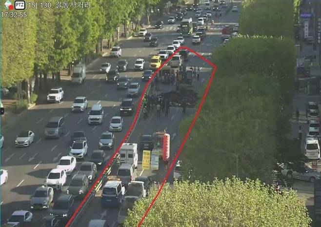 30일 강동구 성내동 길동사거리에서 지반침하가 발생해 복구 작업 중이다. 서울교통정보센터(TOPIS) 캡처