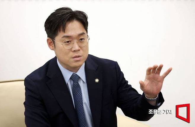 김정욱 대한변호사협회장이 서울 서초구 변협 사무실에서 아시아경제와 인터뷰 하고 있다. 조용준 기자