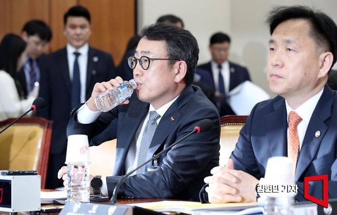 유영상 SK텔레콤 대표이사가 30일 국회 과학기술정보방송통신위원회의에서 열린 방송·통신 분야 청문회에 참석해 물을 마시고 있다. 2025.4.30 김현민 기자