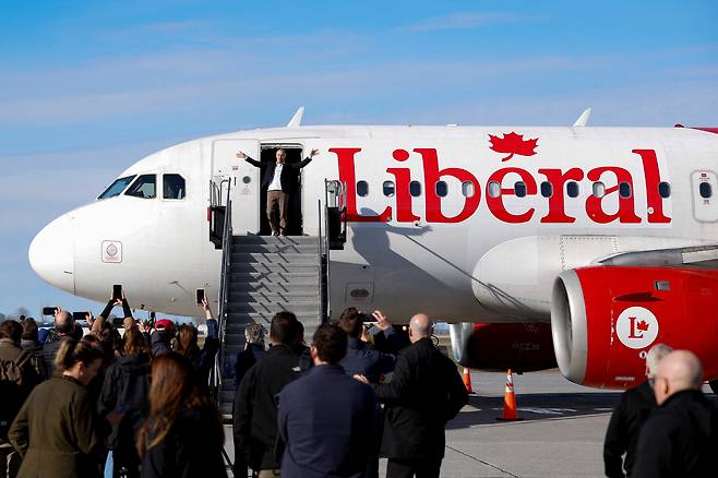 28일 마크 카니 캐나다 총리가 온타리오주 오타와 국제공항에서 비행기를 탑승하며 두 팔을 흔들고 있다. /로이터 연합뉴스