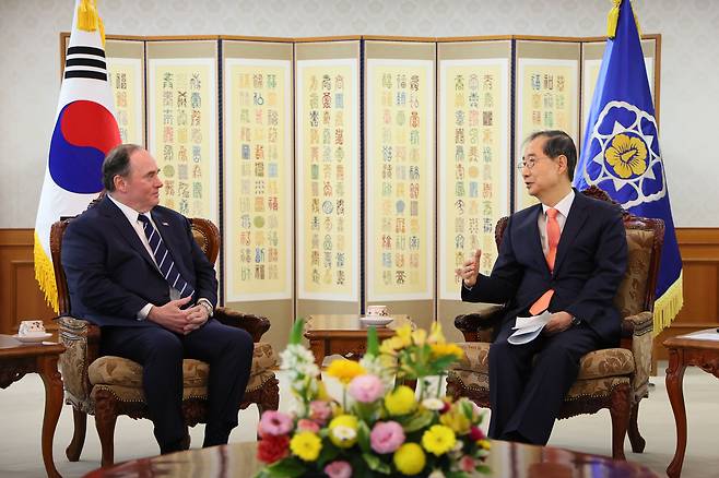 한덕수 대통령 권한대행 국무총리가 30일 오전 서울 종로구 정부서울청사에서 존 펠란 미 해군성 장관을 접견하고 있다. /국무총리실