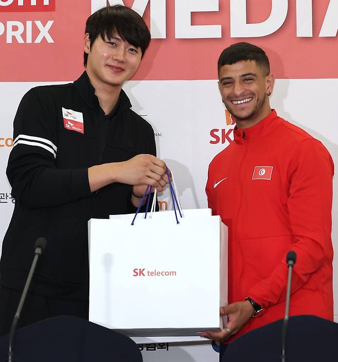 오상욱이 30일 미디어데이 행사에서 페르자니에게 기념품을 전달하고 있다. / 뉴스1