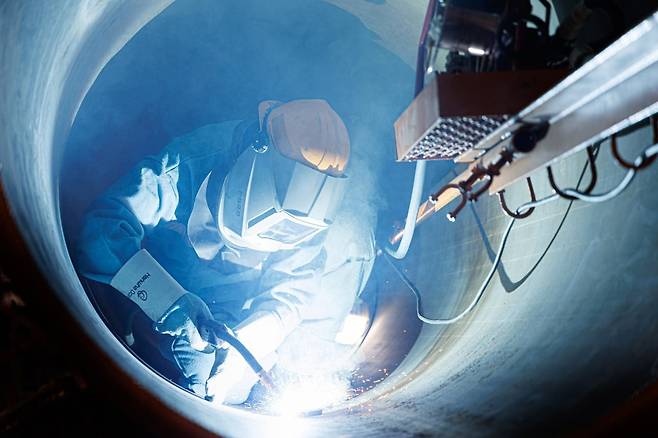 김인득 한화오션 기원이 현재 경남 거제 한화오션 조선소에서 건조 중인 3600t급 잠수함 ‘장보고-Ⅲ 배치-Ⅱ’의 미사일 발사관을 용접하고 있다. 잠수함의 선체와 주요 설비는 수백t의 압력을 이겨내는 특수 합금으로 만들어야 하기 때문에 이 금속을 다루는 특수 용접 기술이 필수다./한화오션