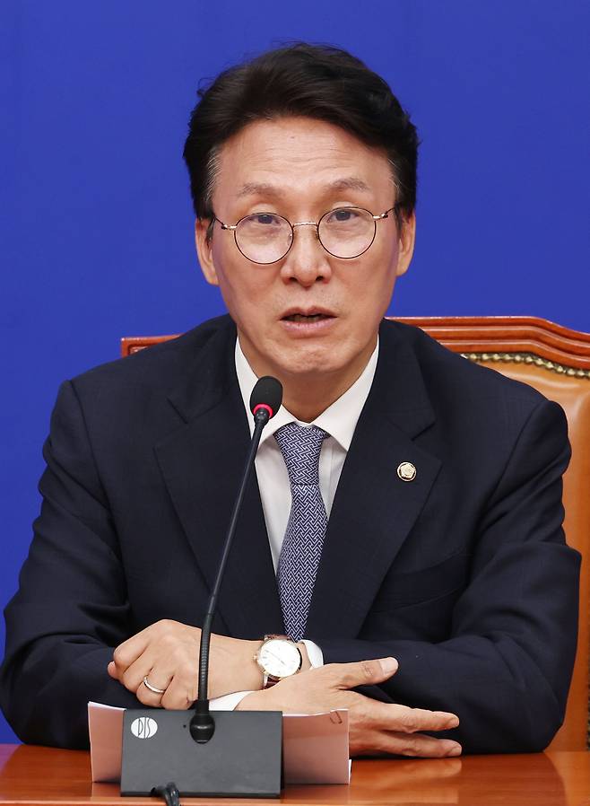 대선 상임 공동선거대책위원장인 김민석 더불어민주당 최고위원이 30일 오전 서울 여의도 국회에서 현안관련 기자간담회에서 발언을 하고 있다./뉴시스