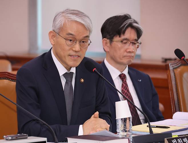 30일 서울 여의도 국회에서 열린 법제사법위원회 전체회의에서 천대엽 법원행정처장이 의원 질의에 답하고 있다. /연합뉴스