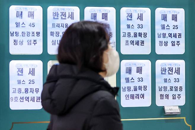 서울 송파구의 공인중개사 사무소에 매매 및 전세 매물 정보가 게시돼 있다. / 뉴스1