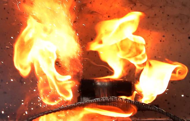 지난해 부산 강서구 가드케이 부산공장에서 리튬 배터리 화재 전용 소화기 시연에 앞서 원통형 배터리에 열폭주 현상이 일어나고 있다./뉴스1