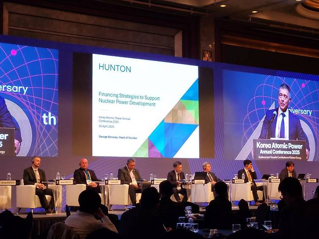 왼쪽부터 제이미 페어차일드 OECD NEA 연구원, 30일 서울 서울 중구 롯데호텔에서 열린 ‘2025 한국원자력연차대회’에서 '글로벌 에너지 전환을 위한 원전 배치 가속화'를 주제로 패널들이 의견을 나누고 있다. 왼쪽부터 재커리 래드 루시드카탈리스트 CRO, 사디카 투피 에스콤 부사장, 이희용 제일파트너스 대표, 베르나르드 블랑 에이시스템 부사장, 김연환 한국전력공사 원전수출전략실장 박균 한국수력원자력 해외원사업실장./이인아 기자