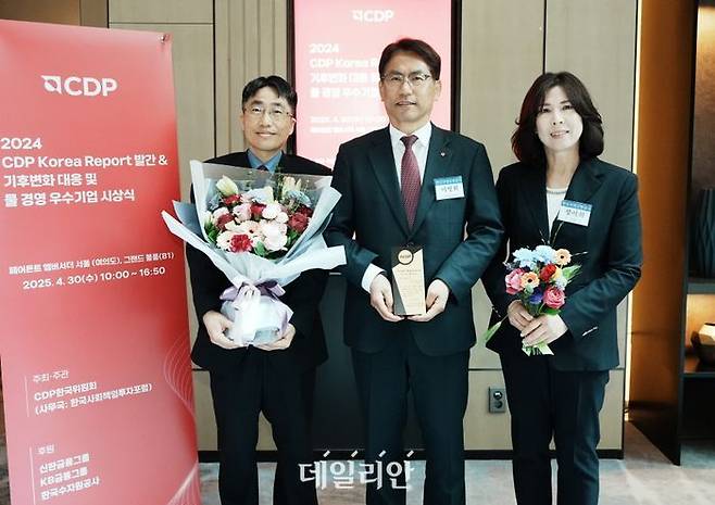 한국지역난방공사는 30일 여의도 페어몬트 앰배서더 호텔에서 열린 '2024년 CDP 기후변화 대응 및 물 경영 우수기업 시상식'에서 '기후변화 대응 우수기업'으로 선정됐다.ⓒ지역난방공사