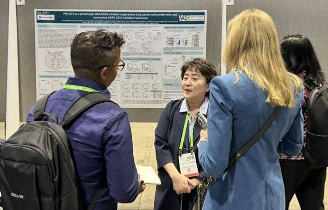 한혜정 파로스아이바이오 미국 법인 대표(가운데)가 29일(현지시간) 미국 시카고에서 열린 AACR서 난치성 폐암 효능을 설명하고 있다. ⓒ파로스아이바이오