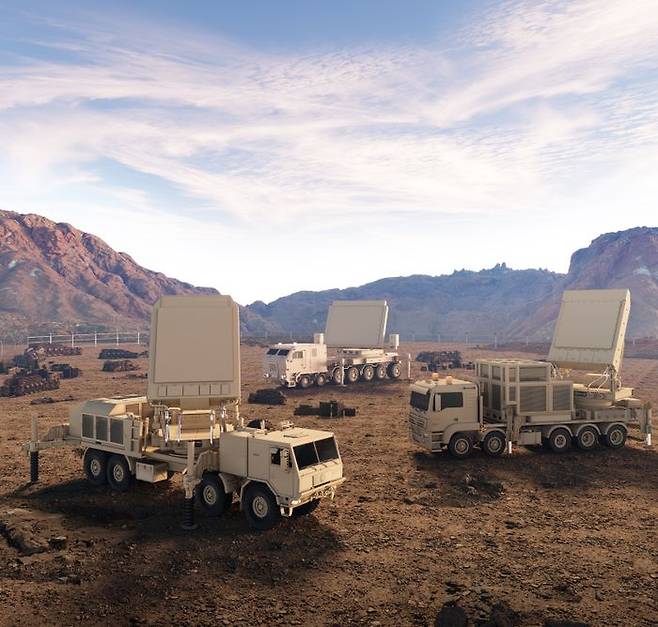 맨 오른쪽이 한화시스템의 장사정포요격체계 다기능레이다(LAMD MFR). 왼쪽부터 중거리 지대공 유도무기체계 다기능레이다(M-SAM-II MFR), 장거리 지대공 유도무기체계 다기능레이다(L-SAM MFR), 장사정포요격체계 다기능레이다(LAMD MFR).ⓒ한화시스템