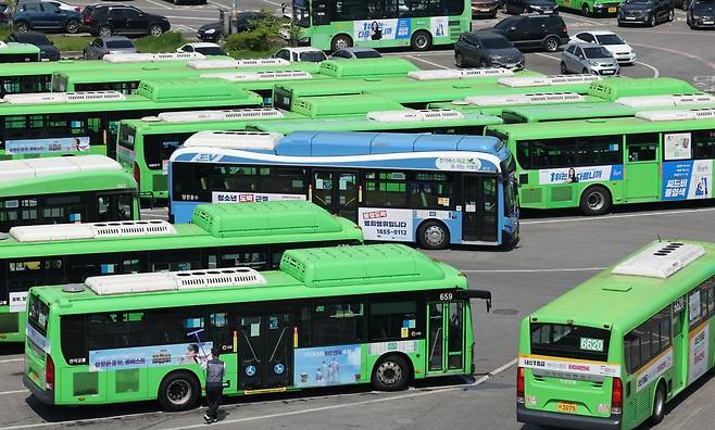 서울시 버스 노동조합이 파업을 예고한 가운데 29일 서울 양천구에 위치한 버스 공영차고지에 운행을 앞둔 버스가 줄지어 주차돼 있다. 노조는 이날 오후 서울지방노동위원회에서 열리는 서울시와의 2차 조정회의가 결렬될 경우 30일 새벽 첫차부터 쟁의행위에 들어간다. 2025.4.29. 뉴스1