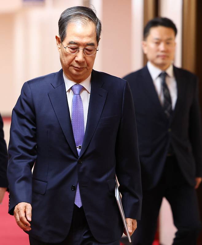 한덕수 대통령 권한대행 국무총리가 29일 정부서울청사에서 열린 국무회의에 입장하고 있다. 한 권한대행은 이날 대통령 권한대행의 대통령 몫 헌법재판관 후보자 지명을 금지하는 헌법재판소법 개정안에 대해 재의요구권(거부권)을 행사했다. 뉴시스