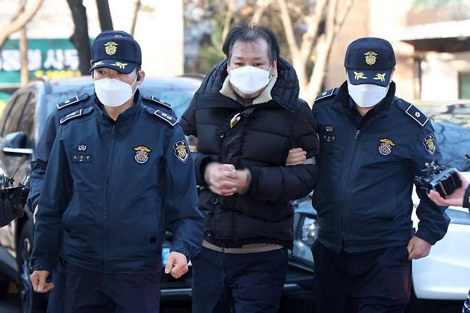무속인 건진법사로 알려진 전성배 씨가 19일 서울 양천구 서울남부지방법원에서 열린 정치자금법 위반 혐의 영장실질심사(구속 전 피의자심문)에 출석하고 있다. 2024.12.19. [서울=뉴시스]