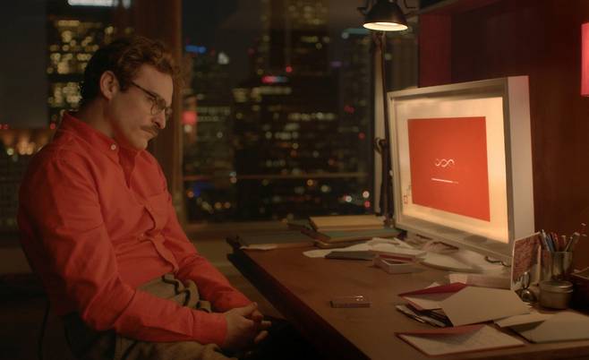 영화 ‘그녀(Her)’의 한 장면으로, 주인공 테오도르가 AI 에이전트 서맨사와 소통하는 모습.