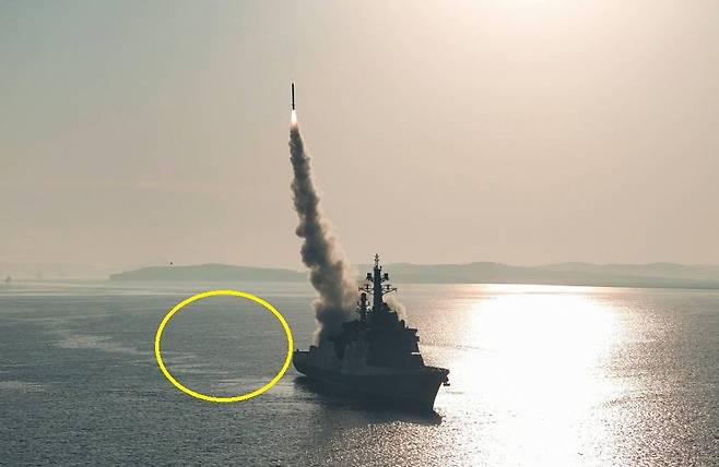 해상에서 멈춰선 상태에서 시험사격을 하는 최현호. 뉴스1