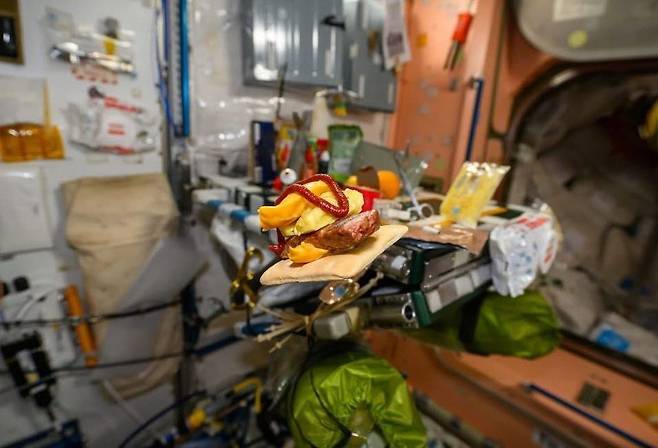 고추장으로 만들어진 ‘레인저 버거(ranger burger)’가 공기중에 떠다니고 있다. 조니 김 인스타그램 캡처