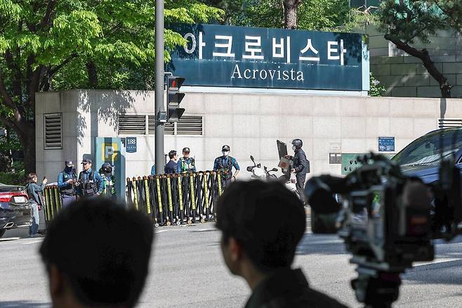 윤석열 전 대통령 부부와 무속인 ‘건진법사’ 전성배(65) 씨 사이의 의혹과 관련해 검찰이 30일 실시한 서초동 사저와 코바나콘텐츠 사무실에 대한 압수수색이 약 6시간 만에 종료됐다.  이날 검찰이 집행한 압수수색 영장에는 피의자로 전 씨가 적시된 것으로 전해졌다. 김건희 여사는 아직 입건되지 않은 참고인 신분이지만, 김 여사의 휴대전화와 PC가 압수수색 대상에 포함된 것으로 알려졌다.  사진은 이날 오후 서울 서초구 아크로비스타 앞 모습. 뉴스1