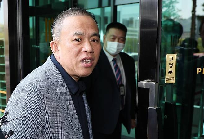 윤석열 전 대통령 부부 공천 개입 의혹의 핵심 인물인 명태균 씨가 30일 오전 검찰 조사를 받기 위해 서울 서초구 서울고검 청사로 출석 중 취재진 질문에 답변하고 있다. 뉴스1