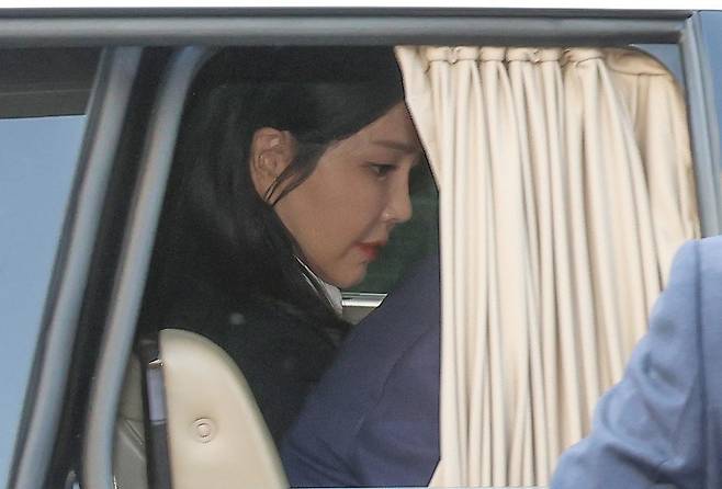 윤석열 전 대통령의 부인인 김건희 여사가 11일 오후 서울 용산구 한남동 대통령 관저를 떠나고 있다. (공동취재) 뉴시스