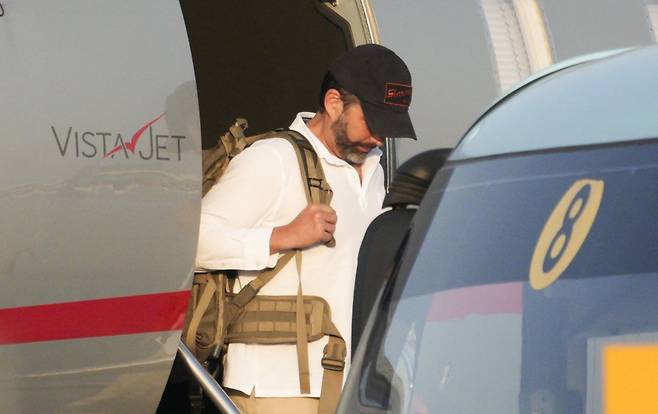 도널드 트럼프 미국 대통령의 장남 트럼프 주니어가 29일 서울 강서구 김포공항에 도착, 전용기에서 내리고 있다. 공항사진기자단