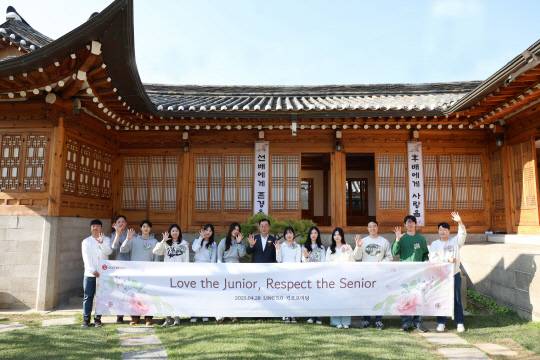 박현철 롯데건설 부회장이 주니어보드 5기 구성원들과 킥오프 미팅 후 기념촬영을 하고 있다. [롯데건설 제공]