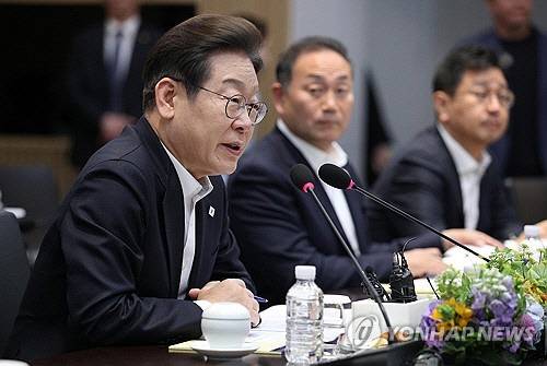 이재명 더불어민주당 대선 후보가 28일 경기도 이천시 SK하이닉스 이천캠퍼스에서 열린 AI 메모리반도체 기업간담회에서 인사말을 하고 있다.   [국회사진기자단]