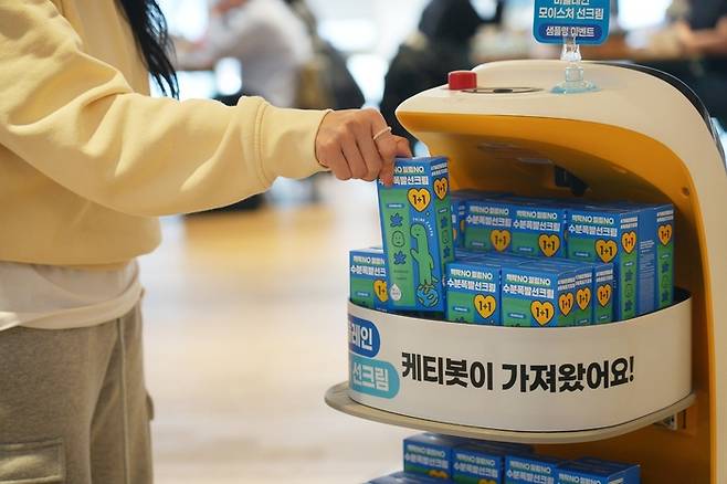 브이디컴퍼니는 패스트파이브 서울숲점에서 케티봇을 활용한 이동형 광고와 제품 샘플링에 대한 기술검증을 마쳤다.