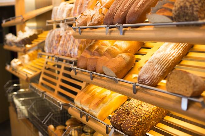 미국의 한 베이커리가 천식을 앓는 직원을 위해 강한 향수를 뿌린 고객에게 드라이브 스루(승차 구매)를 이용하도록 요청한 소식이 화제다. 사진=게티이미지