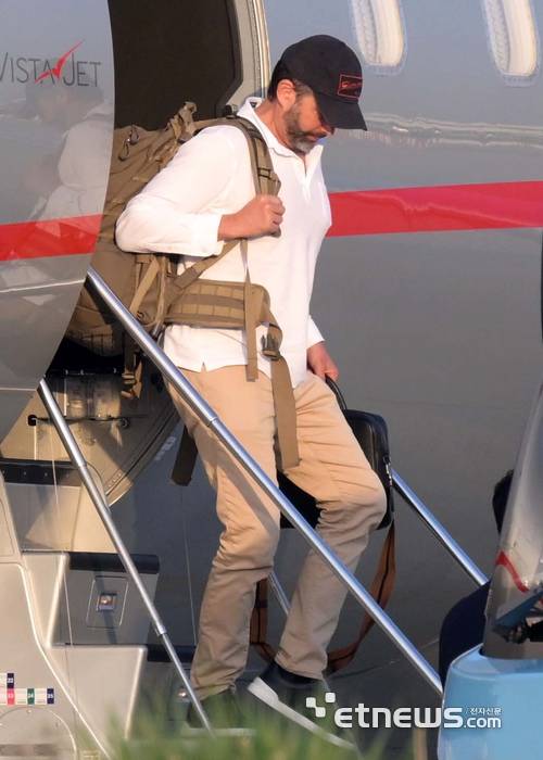 도널드 트럼프 미국 대통령의 장남 트럼프 주니어가 29일 서울 강서구 서울김포비즈니스항공센터를 통해 입국하고 있다.  김민수기자 mskim@etnews.com