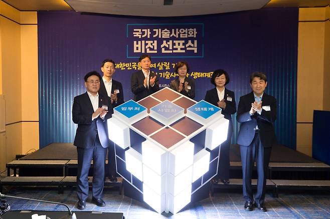 (왼쪽부터)유상임 과기정통부 장관, 노경원 우주항공청 차장, 박용순 중소벤처기업부 기술혁신정책관, 박현영 질병관리청 국립보건연구원장, 오유경 식품의약품안전처장, 이주호 부총리 겸 교육부 장관이 기념촬영을 했다.