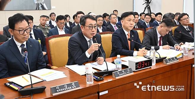 국회 과학기술정보방송통신위원회 방송통신분야 청문회가 30일 서울 여의도 국회에서 열렸다. 유영상 SK텔레콤 대표이사가 질의에 답변하고 있다. 이동근기자 foto@etnews.com
