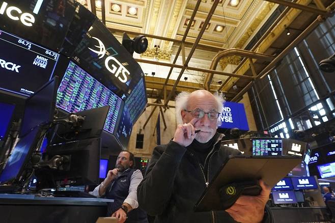 뉴욕 증시가 29일(현지시간) 미국과 인도 간 무역합의 기대감 속에 일제히 상승했다. 뉴욕 뉴욕증권거래소(NYSE)에서 이날 중개인 피터 투치먼이 태블릿PC를 보고 있다. AP 뉴시스
