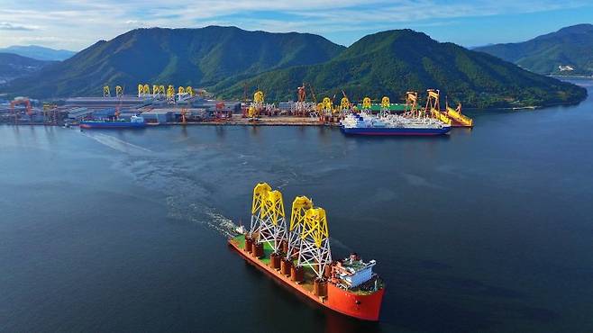 자켓 하부구조물 운반선. HSG성동조선 제공