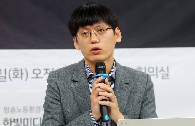 [서울=뉴시스] 김혜진 기자 = 김영민 한빛미디어노동인권센터장이 29일 오전 서울 중구 프레스센터에서 열린 143엔터 이용학 대표의 강제추행 사건 고소 기자회견을 열고 발언하고 있다. 2025.04.29. jini@newsis.com <저작권자ⓒ 공감언론 뉴시스통신사. 무단전재-재배포 금지.> /사진=뉴시스화상